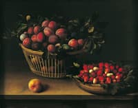 Corbeille de prunes et panier de fraises