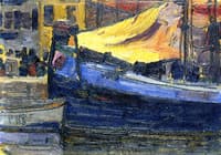 Verankerte Boote mit Hauswand im Hintergrund